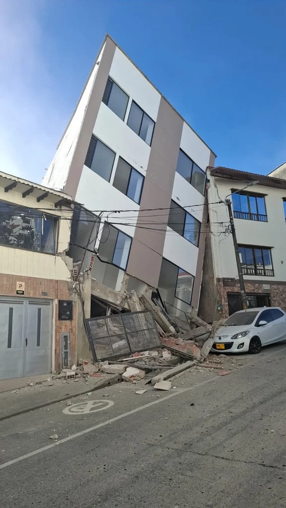 Terremoto de magnitude 7,4 causa danos e deixa feridos na Colômbia Terremoto de magnitude 7,4 causa danos e deixa feridos na Colômbia
