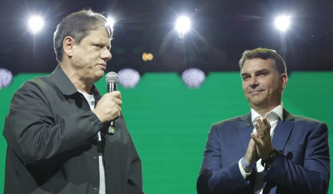 Tarcísio oficializa candidatura à reeleição em SP com Flávio Bolsonaro no palco Tarcísio oficializa candidatura à reeleição em SP com Flávio Bolsonaro no palco