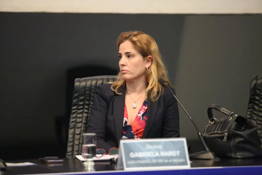 CNJ afasta juíza Gabriela Hardt por dois anos por irregularidades na Lava Jato CNJ afasta juíza Gabriela Hardt por dois anos por irregularidades na Lava Jato
