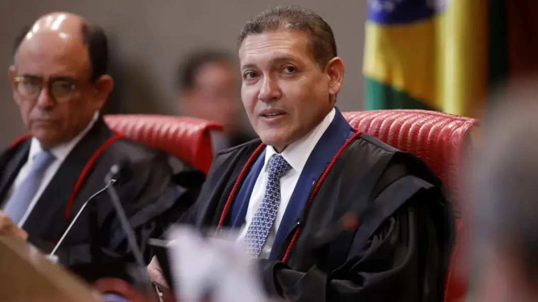 TSE manda governo remover publicações com destaque pessoal a Lula em canais oficiais TSE manda governo remover publicações com destaque pessoal a Lula em canais oficiais