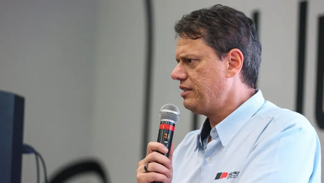 Campanha de Tarcísio decide retirar jingle inspirado em Latino após denúncias Campanha de Tarcísio decide retirar jingle inspirado em Latino após denúncias