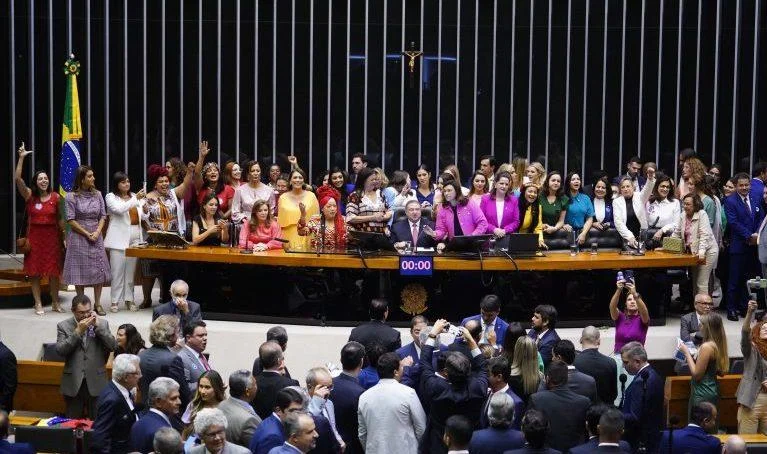 Projeto quer reservar 50% das vagas legislativas a mulheres Projeto quer reservar 50% das vagas legislativas a mulheres