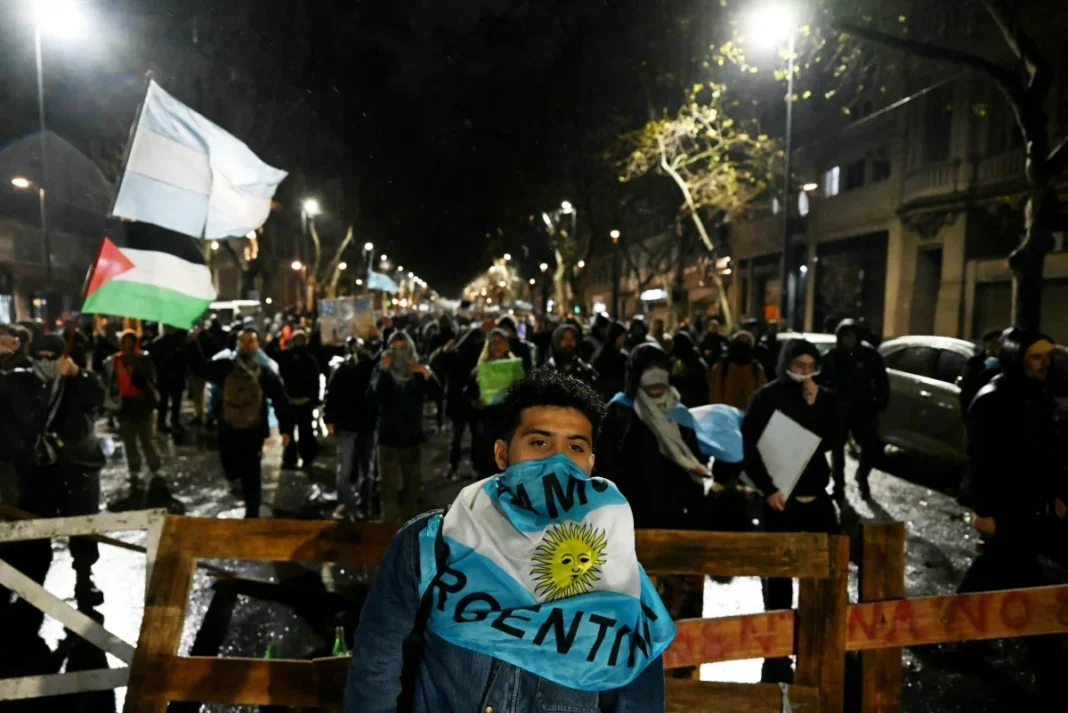 Protesto contra projeto de lei sobre propriedade privada termina em confronto na Argentina Protesto contra projeto de lei sobre propriedade privada termina em confronto na Argentina