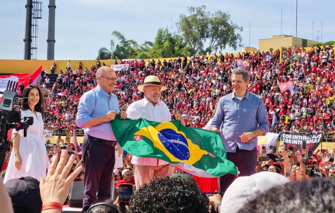 Primeiro dia de campanha expõe estratégias de Lula, Flávio e candidatos de direita Primeiro dia de campanha expõe estratégias de Lula, Flávio e candidatos de direita
