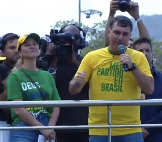 Em ato esvaziado, Flávio Bolsonaro acena para mulheres e tenta se blindar de tarifaço Em ato esvaziado, Flávio Bolsonaro acena para mulheres e tenta se blindar de tarifaço