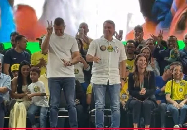 Flávio Bolsonaro radicaliza discurso em ato no Rio Flávio Bolsonaro radicaliza discurso em ato no Rio