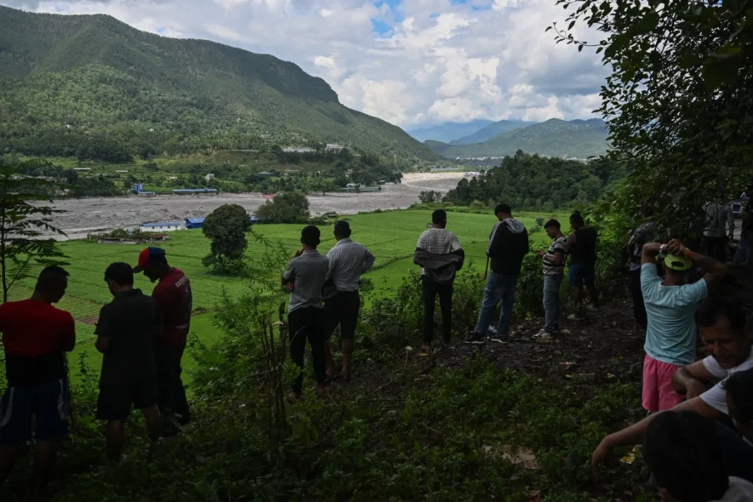 Risco de novas inundações leva Nepal a pedir que equipes de resgate procurem áreas seguras Risco de novas inundações leva Nepal a pedir que equipes de resgate procurem áreas seguras