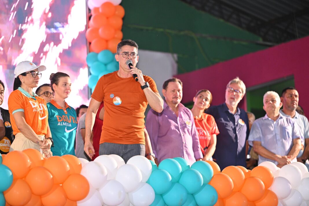 David é recebido por apoiadores na Praça 14, lembra obras e desafia adversários a mostrar o que fizeram por Manaus David é recebido por apoiadores na Praça 14, lembra obras e desafia adversários a mostrar o que fizeram por Manaus