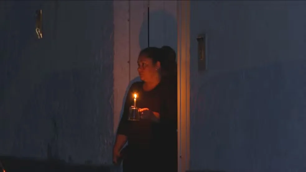 No Rio, bairros ricos tiveram luz em minutos; periferia passa 70 horas no escuro No Rio, bairros ricos tiveram luz em minutos; periferia passa 70 horas no escuro