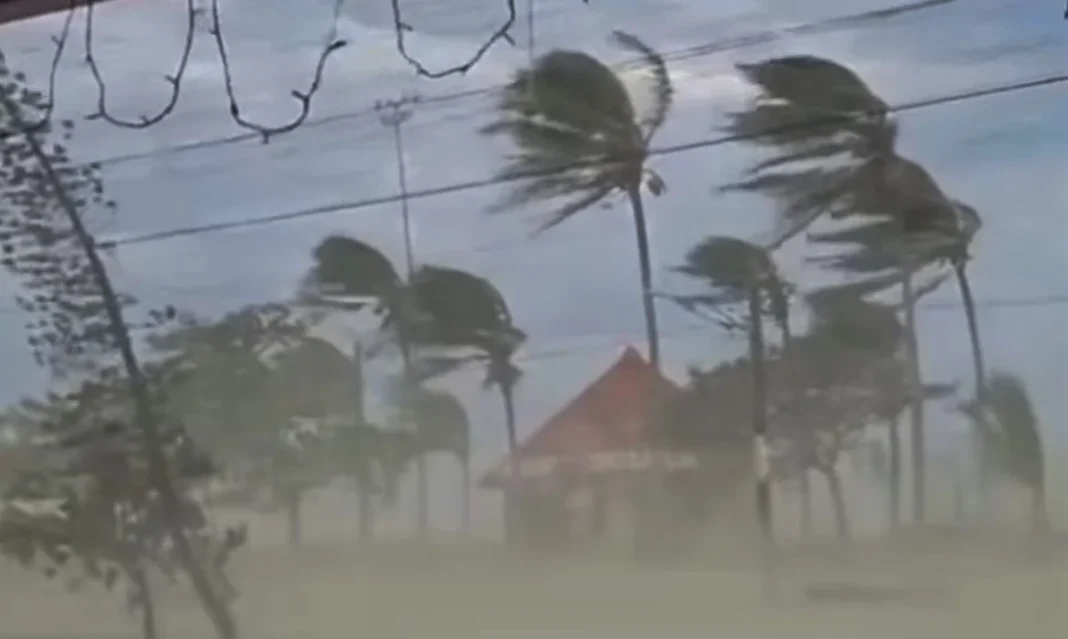 Ciclone-bomba se afasta da costa, mas ventos de até 90 km/h ainda atingem Sul e Sudeste Ciclone-bomba se afasta da costa, mas ventos de até 90 km/h ainda atingem Sul e Sudeste
