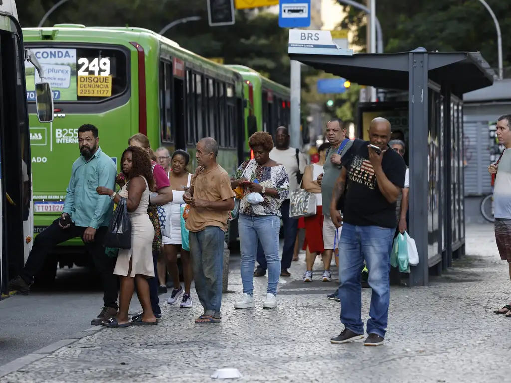 Mais da metade dos trabalhadores termina o mês sem dinheiro, diz levantamento da Serasa Mais da metade dos trabalhadores termina o mês sem dinheiro, diz levantamento da Serasa