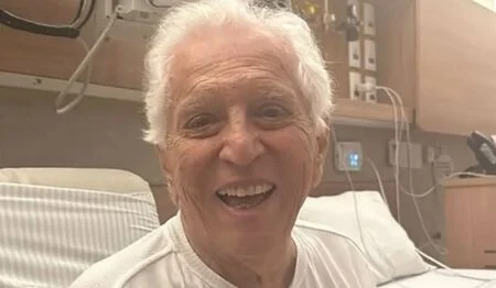 Apresentador Carlos Alberto de Nóbrega é alvo de ação por dívida de condomínio Apresentador Carlos Alberto de Nóbrega é alvo de ação por dívida de condomínio