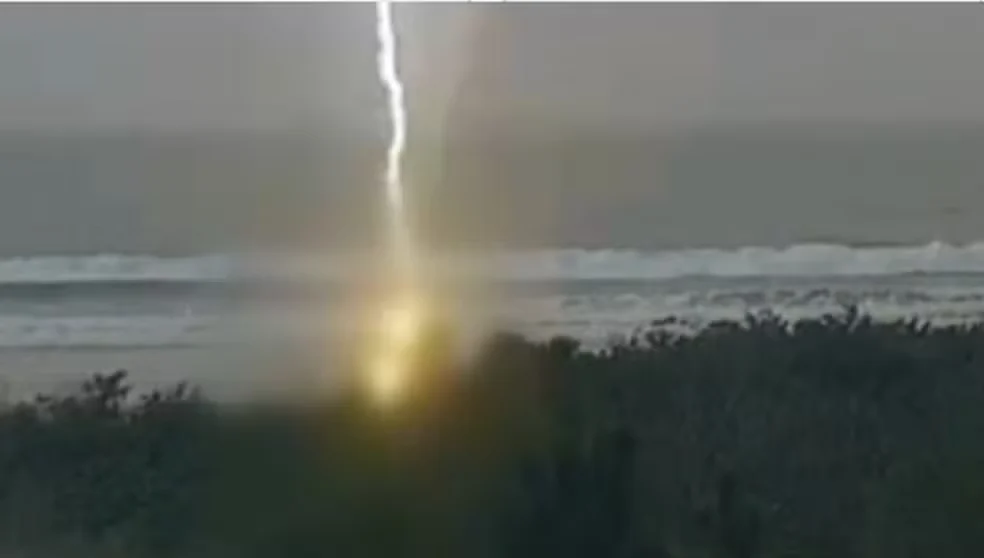 Mulher morre após ser atingida por raio durante tempestade em praia de SC Mulher morre após ser atingida por raio durante tempestade em praia de SC