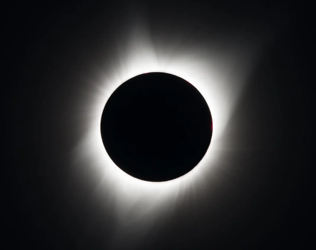 Eclipse solar total escurece o céu para 15 milhões de pessoas nesta quarta; entenda Eclipse solar total escurece o céu para 15 milhões de pessoas nesta quarta; entenda