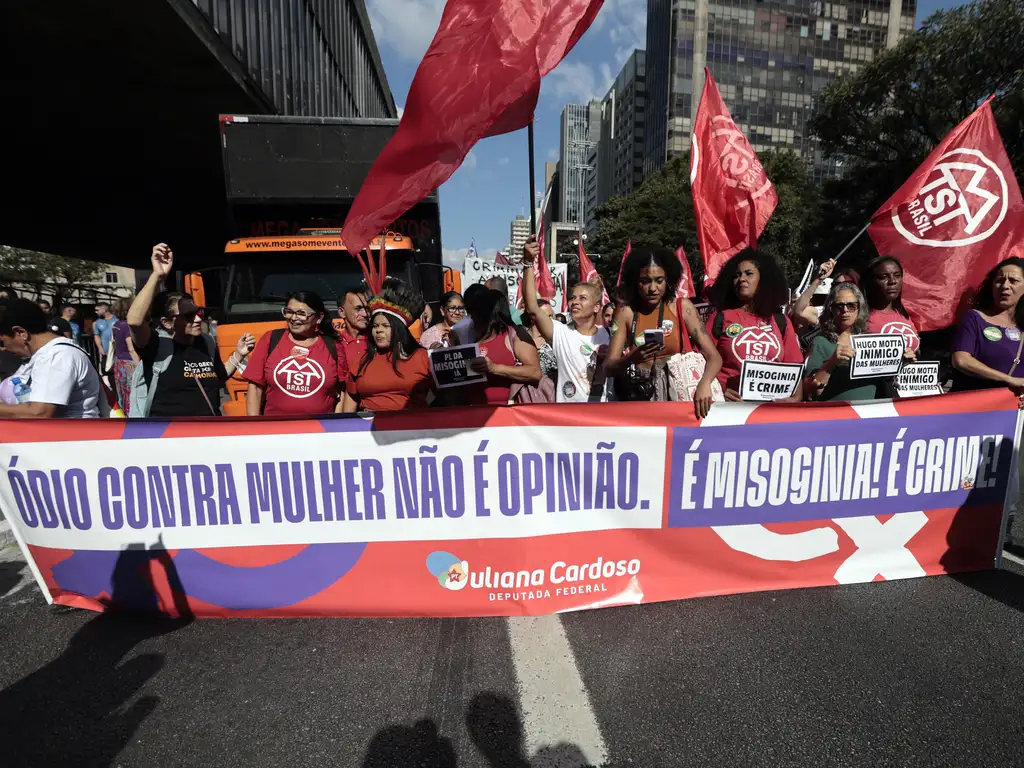 Mulheres vão às ruas pela aprovação do PL da Misoginia Mulheres vão às ruas pela aprovação do PL da Misoginia