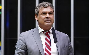 Lindbergh vai ao STF contestar versão de ‘armação’ contra vice de Flávio Bolsonaro Lindbergh vai ao STF contestar versão de ‘armação’ contra vice de Flávio Bolsonaro