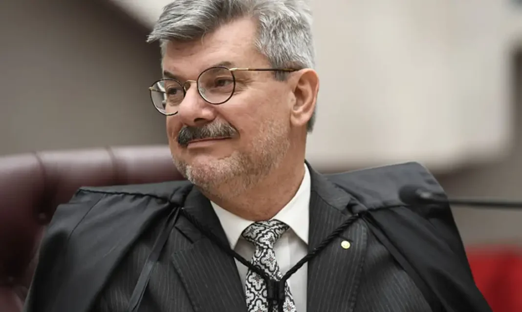 Ministros do STJ cogita contrariar STF e punir Buzzi com aposentadoria por assédio Ministros do STJ cogita contrariar STF e punir Buzzi com aposentadoria por assédio