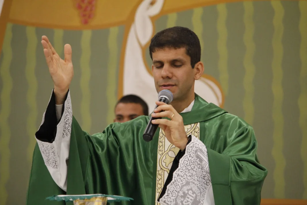 Padre é excomungado devido a vínculo com grupo ultraconservador em SP Padre é excomungado devido a vínculo com grupo ultraconservador em SP