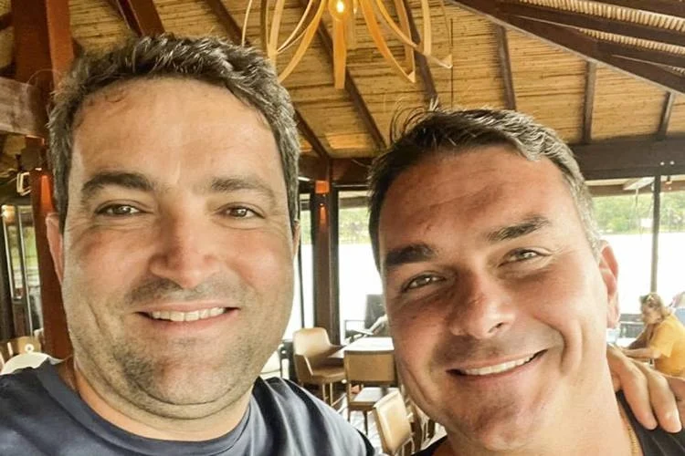 Amigo de Flávio Bolsonaro, advogado acumula conexões com políticos e agronegócio Amigo de Flávio Bolsonaro, advogado acumula conexões com políticos e agronegócio