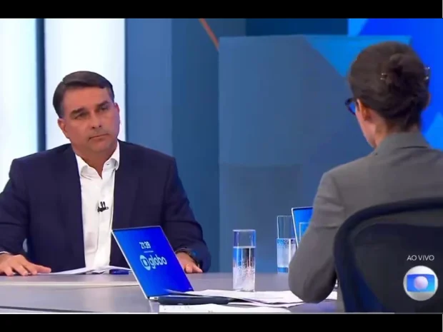 Flávio Bolsonaro é questionado por 12 minutos e não explica pedido de dinheiro a Vorcaro Flávio Bolsonaro é questionado por 12 minutos e não explica pedido de dinheiro a Vorcaro