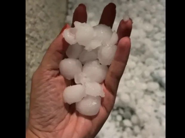 Chuva de granizo atinge Florianópolis e deixa 700 casas danificadas Chuva de granizo atinge Florianópolis e deixa 700 casas danificadas