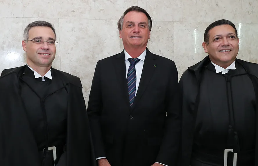 Ministros de Bolsonaro criam crise de confiança na Justiça Eleitoral Ministros de Bolsonaro criam crise de confiança na Justiça Eleitoral