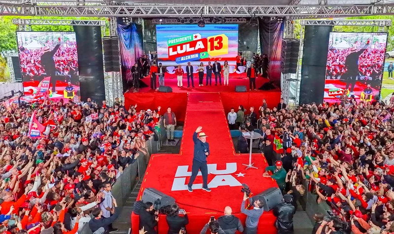 Sob chuva, ato de Lula reúne apoiadores e marca resistência à extrema direita em SC Sob chuva, ato de Lula reúne apoiadores e marca resistência à extrema direita em SC