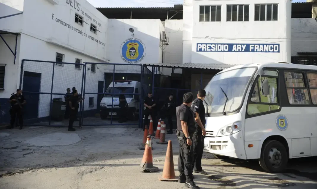 Sistema carcerário transfere bilhões em custos para famílias de presos Sistema carcerário transfere bilhões em custos para famílias de presos