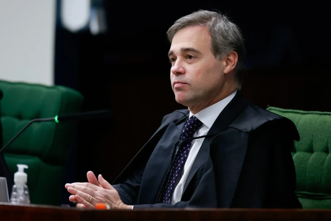 Mendonça diz ter sido monitorado pela PF; decisão não aponta vigilância nem espionagem Mendonça diz ter sido monitorado pela PF; decisão não aponta vigilância nem espionagem