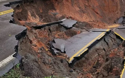 Chuvas provocam enchentes, bloqueiam rodovias e deixam cidades sem água no PR e SP Chuvas provocam enchentes, bloqueiam rodovias e deixam cidades sem água no PR e SP
