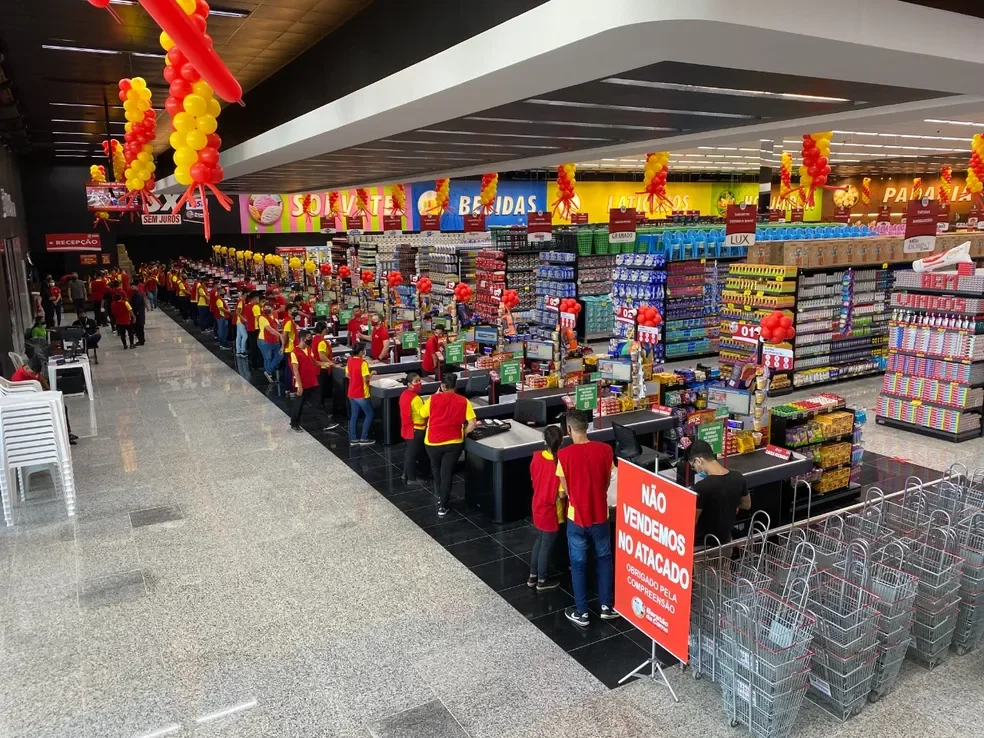 Justiça condena rede de supermercados por aplicar escala 9×1 e servir comida estragada Justiça condena rede de supermercados por aplicar escala 9×1 e servir comida estragada