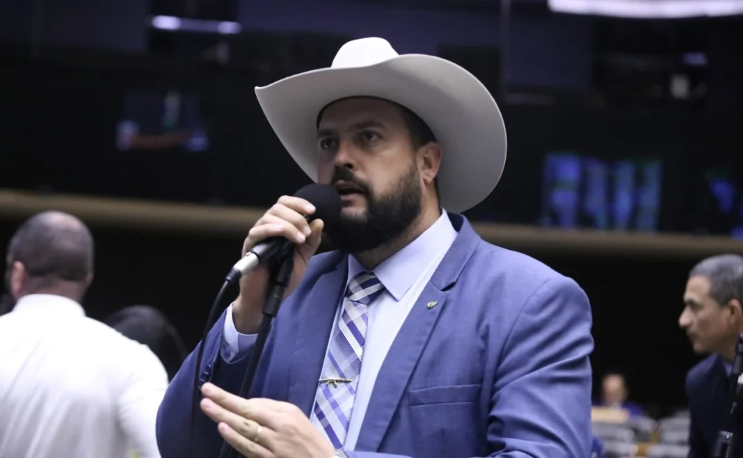 Aliado de Flávio Bolsonaro tenta barrar reajuste do Bolsa Família, mas não consegue Aliado de Flávio Bolsonaro tenta barrar reajuste do Bolsa Família, mas não consegue