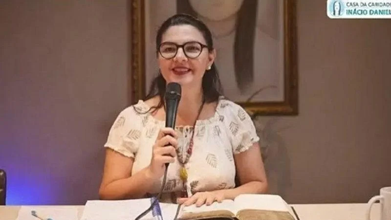 Famílias denunciam médium por usar informações da internet em psicografias Famílias denunciam médium por usar informações da internet em psicografias