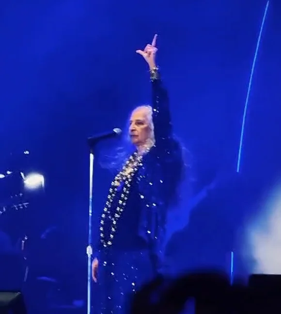 Maria Bethânia faz o ‘L’ e declara apoio a Lula durante show em São Paulo Maria Bethânia faz o ‘L’ e declara apoio a Lula durante show em São Paulo
