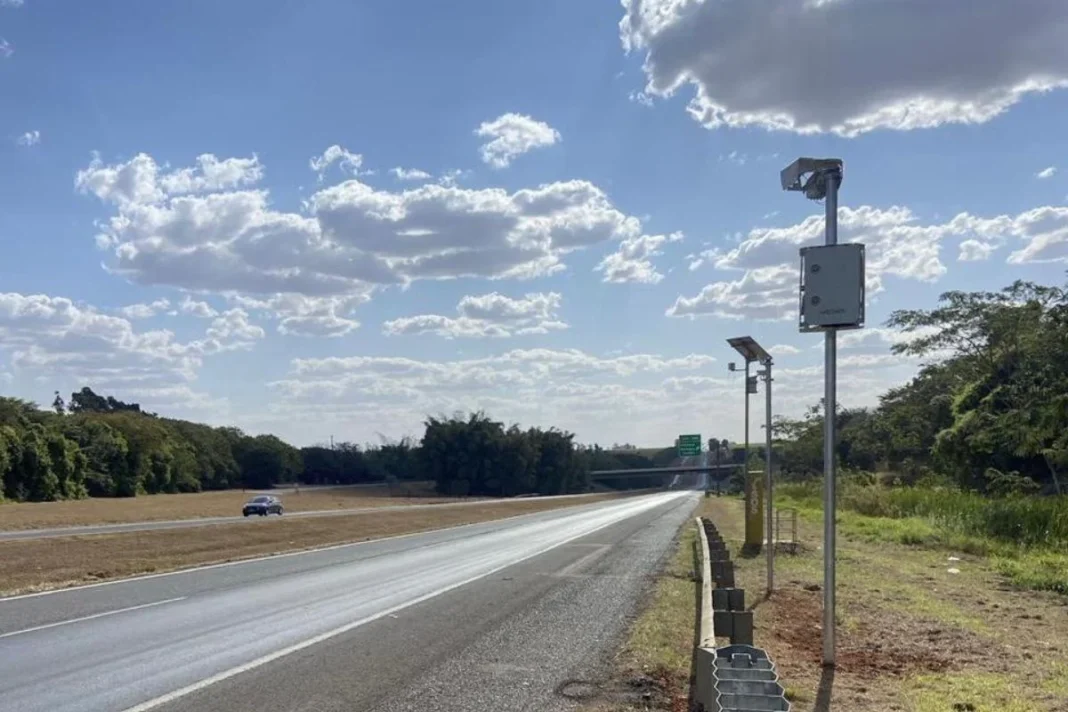 Radares que calculam velocidade média entram em teste em oito estados Radares que calculam velocidade média entram em teste em oito estados