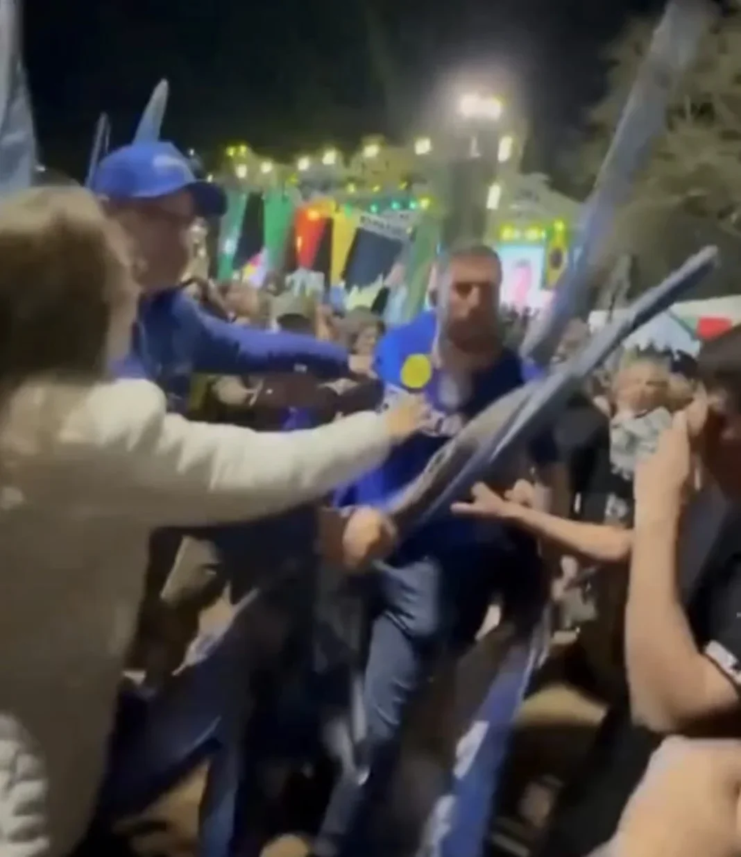 Homem é agredido ao perguntar por ‘dinheiro do Vorcaro’ em comício de Flávio Bolsonaro Homem é agredido ao perguntar por ‘dinheiro do Vorcaro’ em comício de Flávio Bolsonaro