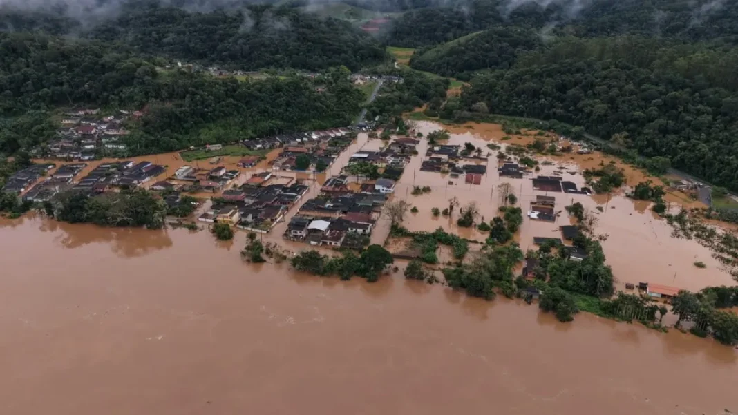 Chuva que deixou rastro de destruição em PR e SP foi influenciada por El Niño e frentes frias Chuva que deixou rastro de destruição em PR e SP foi influenciada por El Niño e frentes frias
