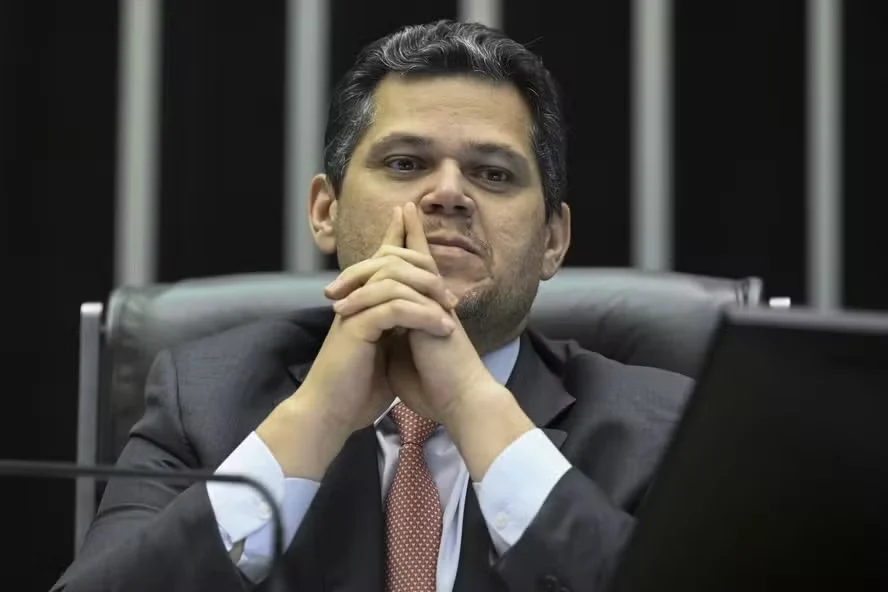 Alcolumbre é alvo de ação por sigilo sobre visitas de suspeito ligado ao PCC Alcolumbre é alvo de ação por sigilo sobre visitas de suspeito ligado ao PCC