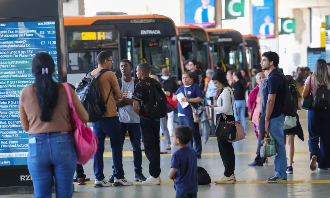 Setor de serviços fica estável em julho e sobe 2,4% em 12 meses Setor de serviços fica estável em julho e sobe 2,4% em 12 meses