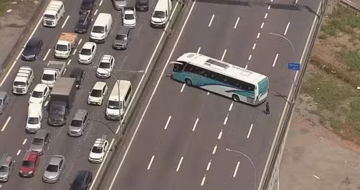 Ônibus com estudantes são interceptados e usados como barricada no Rio de Janeiro Ônibus com estudantes são interceptados e usados como barricada no Rio de Janeiro