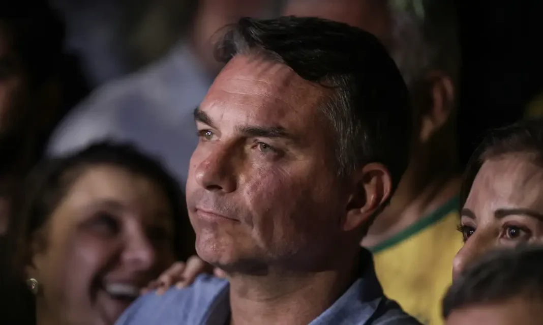 Após fuga para EUA, Flávio pode ter desconto no salário e processo de cassação no Senado Após fuga para EUA, Flávio pode ter desconto no salário e processo de cassação no Senado