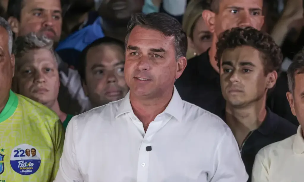 Avião que levaria Flávio Bolsonaro e família parte do Equador em direção a Miami Avião que levaria Flávio Bolsonaro e família parte do Equador em direção a Miami