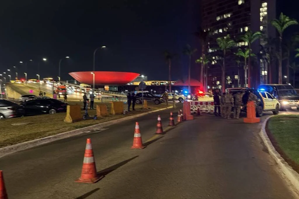 Homem tenta pular grades do STF, joga mochila e aciona operação antibomba Homem tenta pular grades do STF, joga mochila e aciona operação antibomba