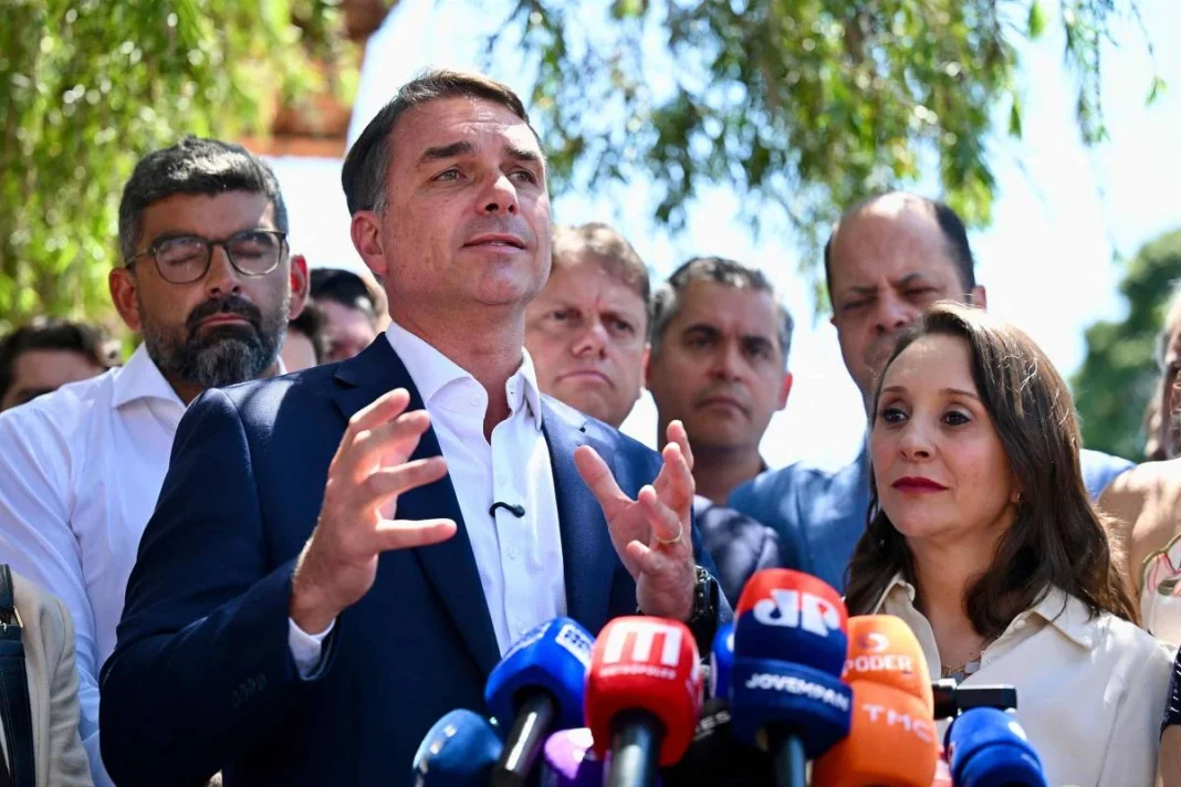 Flávio Bolsonaro já falou ser contra ‘torrar’ dinheiro em Farmácia Popular: ‘Politicagem’ Flávio Bolsonaro já falou ser contra ‘torrar’ dinheiro em Farmácia Popular: ‘Politicagem’