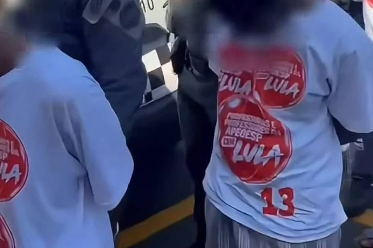PMSP é acusada de obrigar jovens detidos a vestir camisetas em apoio a Lula, diz jornal PMSP é acusada de obrigar jovens detidos a vestir camisetas em apoio a Lula, diz jornal