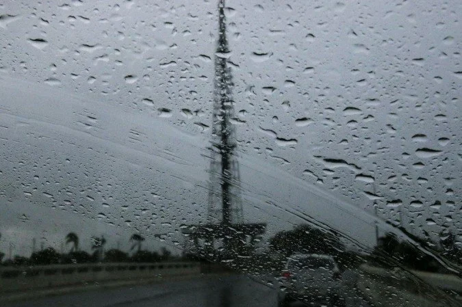 Outubro começa com chuva forte e risco de temporais no Centro-Sul Outubro começa com chuva forte e risco de temporais no Centro-Sul