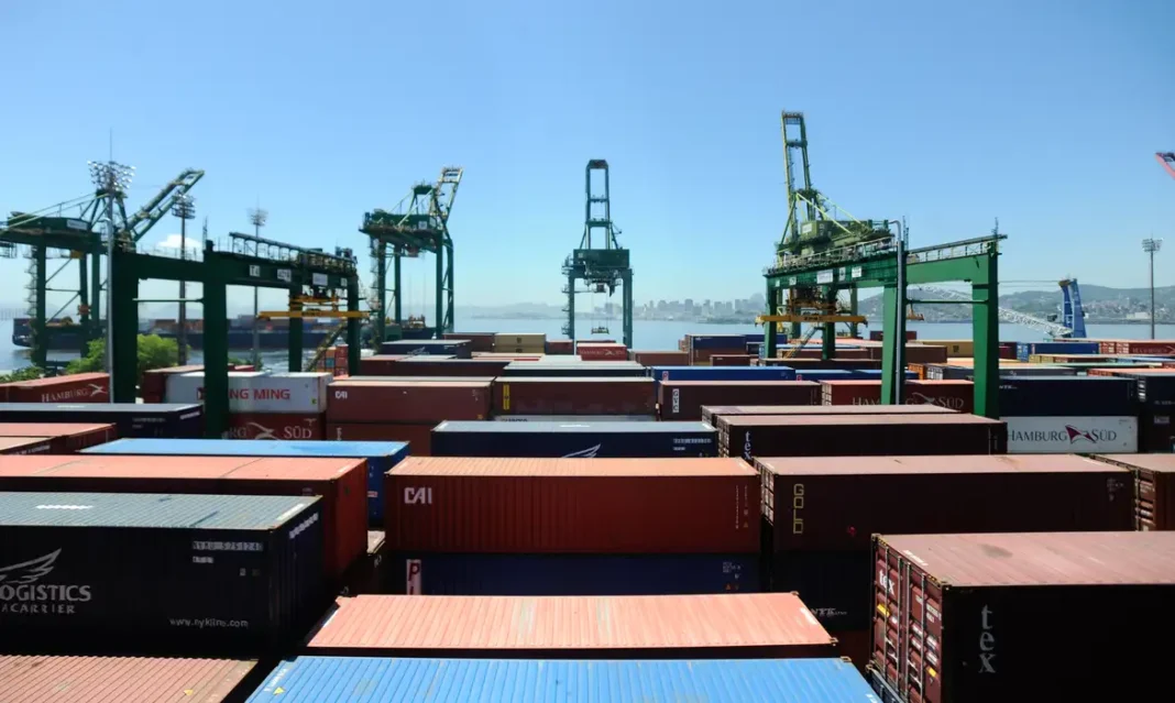 Balança comercial tem superávit de US$ 7,74 bilhões em setembro Balança comercial tem superávit de US$ 7,74 bilhões em setembro