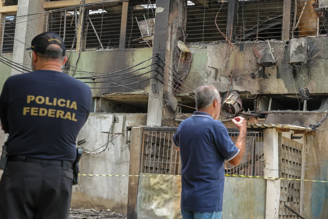 Ministro anuncia novo prédio, extensão de bolsas e equipamentos após incêndio na UFPE Ministro anuncia novo prédio, extensão de bolsas e equipamentos após incêndio na UFPE