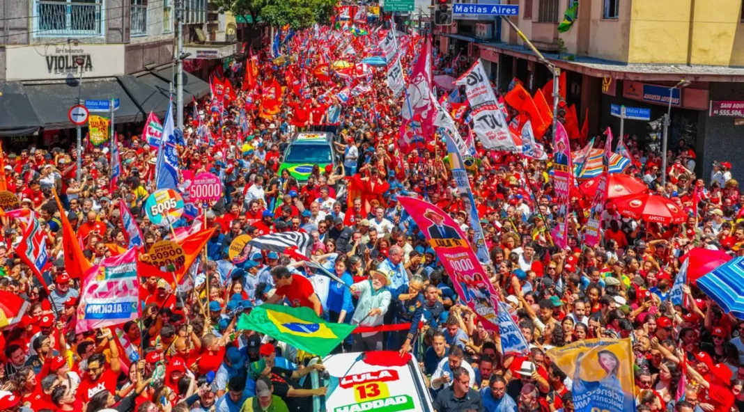 Em último ato de campanha, Lula diz que disputa é entre democracia e barbárie Em último ato de campanha, Lula diz que disputa é entre democracia e barbárie