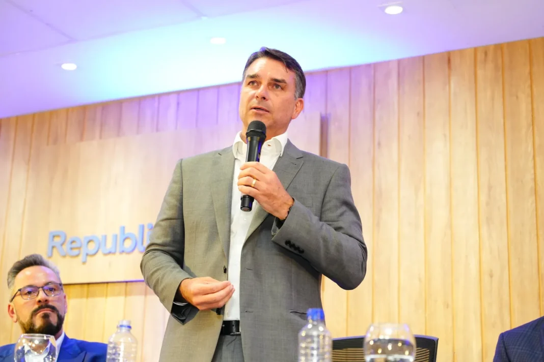 Flávio Bolsonaro é investigado no STF por suspeita de lavagem com advogado do caso INSS Flávio Bolsonaro é investigado no STF por suspeita de lavagem com advogado do caso INSS